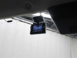 交通事故処理の迅速化等、運転中の「万が一」を記録してくれ、もしもの時も心強いドライブレコーダーを装備しています。
