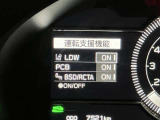 レーンディパーチャーアラートとは車線または走路からの逸脱の可能性を警告すると共に、車線または走路からの逸脱を避けるためのハンドル操作の一部を支援する機能です。詳細は販売店スタッフまでおたずねください。