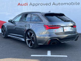 Audiのリヤディフューザーは、車両の後方での空気の流れを整え、乱流を減少させることで、走行安定性を向上させます。またスポーティで洗練された外観を提供し、全体のスタイルに一体感を持たせます。