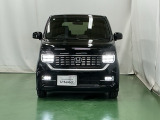 LEDヘッドライトを装備しています。LEDヘッドライトはとても明るく、雨の日や夜間走行も安全・安心です。オートライトコントロール付きで周囲の明るさに応じて自動で点灯・消灯します