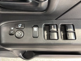 狭い駐車場で便利な電動格納ドアミラーが付いています。