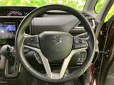 手元に複数のスイッチを備え、運転姿勢を保ちながら必要な操作を行いやすい構成です。握りやすい形状で、視線を大きく移さずに扱える便利な装備として活躍します。