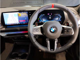 【ハンドル】ドライバーとBMW車の一体感がダイレクトに伝わるステアリングホイール。形状・太さへの拘りに加えて、操作性を高める為にスイッチ類も配置。クイックかつ安定のドライビングを体感下さい!