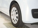◆純正ホイール装着車◆シンプルなデザインのホイールキャップ付きです。