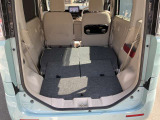セカンドシートを倒した状態です。長い荷物も積載可能です