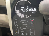 【オートエアコン】一度お好みの温度に設定すれば、車内の温度を検知し風量や温度を自動で調整。暑い&hellip;寒い&hellip;と何度もスイッチ操作をする必要はありません。快適な車内空間には必須の機能ですね♪