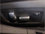 【コックピットシート】BMW車の主役席。車体中央にくる様に配置し車両重心とが一致する事でドライバーと車との一体感あるドライビングを実現。人間工学に基づき形成した形状が長時間のドライブ疲労も軽減します!
