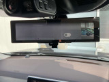 インテリジェントルームミラーです。人や物で視界が遮られてても、車体後部のカメラ映像に切り替えることにより、クリアな後方視界を実現しています。