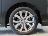 純正のアルミホイール装着車です。タイヤサイズは175/55R15です。
