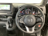 【ハンドル】運転にかかわる様々な操作を安全に行えるように視点移動が少なく操作性に配慮されたスイッチ類が凝縮されたコックピットです。