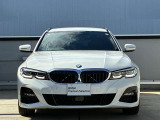 【BMWの伝統】BMWの特徴的な&ldquo;キドニーグリル&rdquo;は、80年以上続く伝統の形でございます。変わらないこだわりのデザインが、プレミアムブランド&ldquo;BMW&rdquo;を創り出します。
