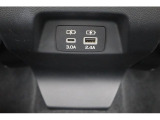 後席にもUSBポートやシートヒーターを装備しております。