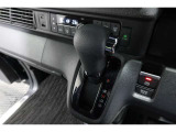 インパネシフトだから視線の移動も少なく足元もスッキリ♪運転席もゆったりしているのでゆとりを持ってドライブできますね!電子制御パーキングブレーキ/オートブレーキホールド機能装備。