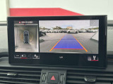 ●リアビューカメラ『入車経路を算出し、ガイドラインと補助線をディスプレイに表示します。同時にバンパーに内蔵のセンサーが障害物を感知し音で注意を促します。後方の死角も安心していただけます。』