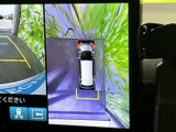 後方の映像に加え、車両を上から見たような表示で周囲を確認できます。駐車スペースへの出し入れや後退時に、目視と画面表示を併用して周辺の状況を確かめられます。