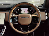 RANGEROVERのエレガントなステアリングはソフトレザーの握り心地の良いレザーを使用しています。