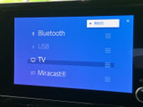 BluetoothやUSB、テレビなど複数の音源が一覧で表示され、利用したい項目を選びやすい画面です。接続先を確認しながら、日々の移動に合わせた音源選びを楽しめます。