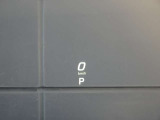 ヘッドアップディスプレイ(HUD) フロントガラスに速度やタコメーター、ナビの簡易矢印を投影するHUDも標準装備されているため、メーターに目を落とさずに前方に集中できます。