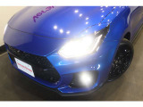 【アイライン】ヘッドライト上部に取り付けるカスタムパーツ。フロントマスクがシャープな印象になるアイライン。