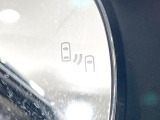 【ブラインドスポットモニター】走行中、ドアミラーの死角になりやすい箇所に後続車が接近するとサイドミラーのレンズに警告を表示!ドライバーに注意喚起をしてくれます。