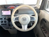 インテリアに合わせたデザインのステアリングは、運転される方のことも考え、運転しやすい形状、大きさです。是非一度、実際に触ってお確かめください。