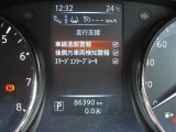 エマージェンシーブレーキは、 約10〜80km/h の範囲で前方の車両や歩行者と衝突する可能性がある場合に作動し、自動的に停止又は減速することにより 衝突回避や衝突被害の軽減を図ります。