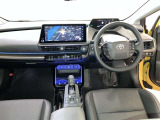 運転席周りのレイアウトをご覧ください。ナビゲーションが綺麗に装着されすっきり収まってますね!