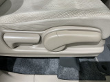 シートハイトアジャスターが付いているので運転姿勢を調整するのに便利ですね。身長に合ったシートポジションは安全運転や疲労軽減にもつながります。