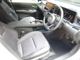 操作しやすくまとめられた運転席まわり。通勤や買い物など日々の運転に嬉しい空間です。