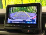【バックカメラ】駐車時に後方がリアルタイム映像で確認できます。大型商業施設や立体駐車場での駐車時や、夜間のバック時に大活躍!運転スキルに関わらず、今や必須となった装備のひとつです!