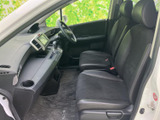 運転席と助手席の間にすっきりとした空間があり、前方も見渡しやすいレイアウトです。座面にはゆとりがあり、足元も広く、長時間の移動にも使いやすい室内です。