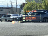 人気のヘッドアップディスプレイ!現在の車速、ナビゲーション・システムによるルート案内の矢印表示、チェック・コントロール、前車接近警告など、さまざまな情報をドライバーの視界内に直接表示いたします!