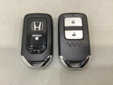 スマートキーを装備しています。鍵を差し込むことなくドアロックの開け閉めと、スタートボタン操作でのエンジンスタートができます。スペアキーも同じものを用意しております。