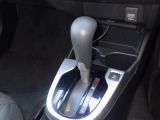 手に馴染むフロアシフトで、運転がさらに直感的で快適に。スタイリッシュなデザインとスムーズな操作感が、毎日のドライブをもっと楽しくします
