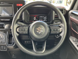 手元にスイッチ類がまとまり、運転中も視線を大きく移さずに各種操作へアクセスできます。メーターとの位置関係も自然で、扱いやすさに配慮された運転席です。