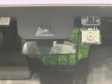 【ホンダセンシング】走行中に前方の車両等を認識し、衝突しそうな時は警報とブレーキで衝突回避と被害軽減をアシスト。より安全にドライブをお楽しみいただけます。