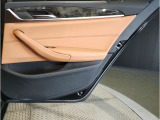 車の乗り降りの際に必ず触るドアハンドルです。使用感が気になる方はお気軽にお申し付けくださいませ。