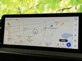 地図上に現在位置や周辺の道路が表示され、目的地までのルート確認に役立ちます。画面上で地図を見ながら行き先を探せるため、初めて訪れる場所への移動にも便利にお使いいただけます。