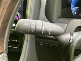 ステアリング脇にまとまり、運転姿勢を保ったまま手を伸ばしやすい配置です。レバーには操作内容を示す表示があり、手元で確認しやすく、雨天時などにも扱いやすい装備となっています。