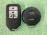 スマートキー付きですからドアロックの開閉およびエンジンスタートが楽々です。電動スライドドアの開け閉めもボタンで操作できます。加えて、純正リモコンエンジンスターター用の操作キーもついています。