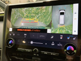 後方映像に加えて車両周辺の表示も確認でき、駐車時に周囲との距離を把握するのに役立ちます。画面内にガイドも表示されるため、狭い場所での駐車や切り返しをサポートします。