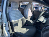 運転席まわりです。運転席からの見え方は、実際に座ってお確かめください。