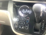 【オートエアコン】一度お好みの温度に設定すれば、車内の温度を検知し風量や温度を自動で調整。暑い&hellip;寒い&hellip;と何度もスイッチ操作をする必要はありません。快適な車内空間には必須の機能ですね♪