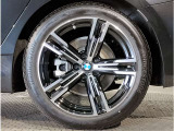 【BMWアロイホイル】軽量かつ強度に拘ったアロイホイル。走行性能ポテンシャルを引き出す設計。車の足元を引き締めてくれる大きなポイントはアロイホイルです。