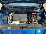 電気自動車ですのでモータールームです。ヘッドカバーのように見えるのはインバーターユニットです。起動用の12Vバッテリーを備えています。