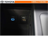 ポータブルオーディオなどの機器を接続して、車両のスピーカーで聞くことができます。