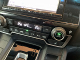 【オートエアコン】設定温度に合わせて自動で風量や風向きを調整し、車内を快適な温度に保ちます。