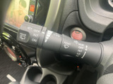 レバーに各種表示がまとまり、機能を目で確認しやすい配置です。運転席から手の届く位置にあり、天候の変化に応じた操作を行う際にも便利にお使いいただけます。