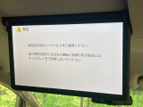 【リヤエンターテインメントシステム】後席にお座りの方も大満足の、人気メーカーオプションを装備。専用の音響システムと、大画面のモニターで移動中もDVD等をお楽しみいただけます。