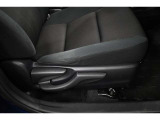 運転席シートリフター装備!シートの上下調整で運転操作の視界を確保できます。